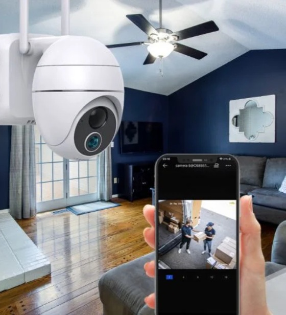 Técnico profesional instalando sistema de videovigilancia